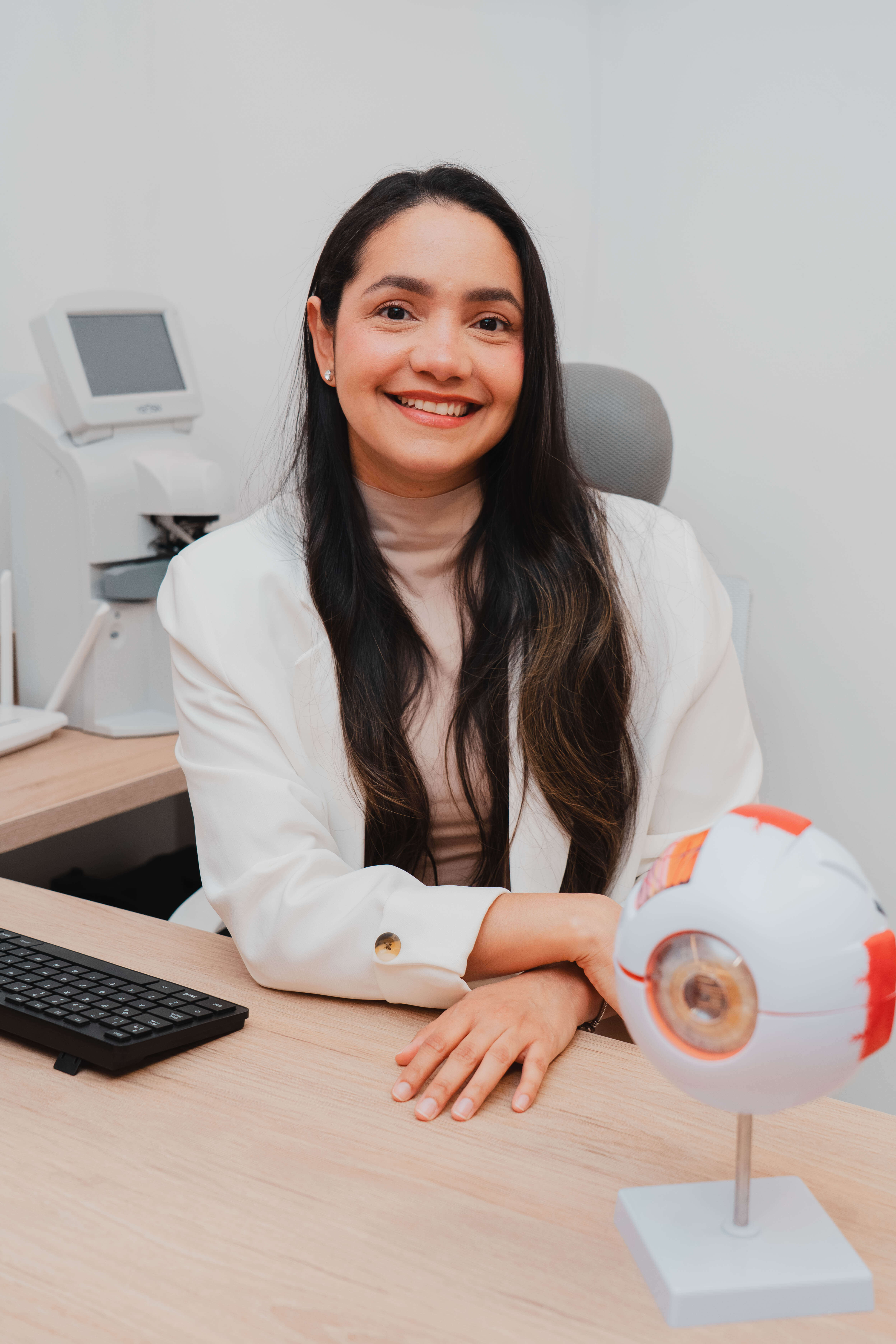 Dra. Linda Espinosa en su consultorio de oculoplastia en Medellín